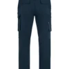 Hombre con pantalón de trabajo azul navy Velilla Arrow 4-Xtreme slim fit elástico en entorno profesional