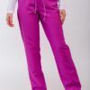 Pantalón unisex de microfibra fucsia con cintura elástica y cordón ajustable, dos bolsillos laterales y uno trasero, ideal para profesionales de sanidad, hostelería y estética.