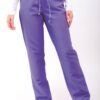 Pantalón unisex de microfibra morado con cintura elástica y cordón ajustable, dos bolsillos laterales y uno trasero, ideal para profesionales de sanidad, hostelería y estética.
