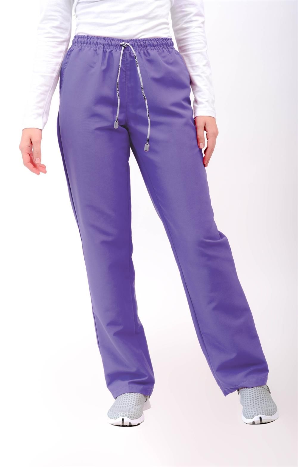 Pantalón unisex de microfibra morado con cintura elástica y cordón ajustable, dos bolsillos laterales y uno trasero, ideal para profesionales de sanidad, hostelería y estética.