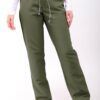 Pantalón unisex de microfibra verde caqui con cintura elástica y cordón ajustable, dos bolsillos laterales y uno trasero, ideal para profesionales de sanidad, hostelería y estética.