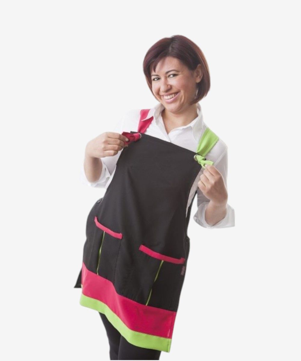 Casulla de trabajo multicolor con tirantes ajustables, bolsillos delanteros y detalles en contraste. Disponible en varios colores como azul celeste, beige, naranja y marrón. Ideal para cocina, limpieza o uso profesional.