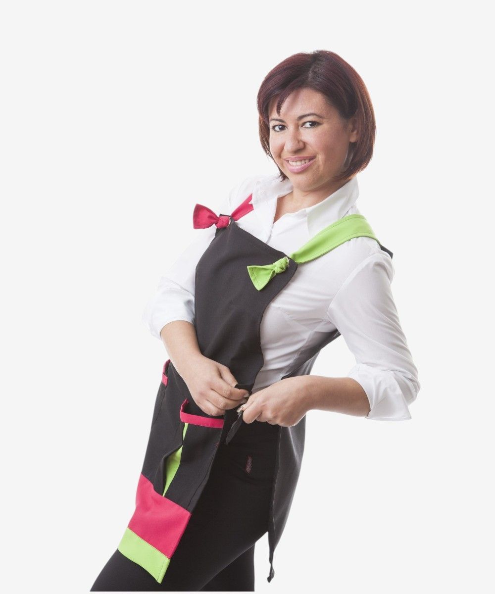 Casulla de trabajo multicolor con tirantes ajustables, bolsillos delanteros y detalles en contraste. Disponible en varios colores como azul celeste, beige, naranja y marrón. Ideal para cocina, limpieza o uso profesional.