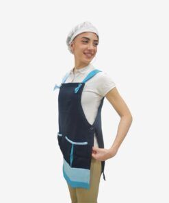 Casulla de trabajo multicolor con tirantes ajustables, bolsillos delanteros y detalles en contraste. Disponible en varios colores como azul celeste, beige, naranja y marrón. Ideal para cocina, limpieza o uso profesional.