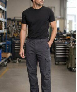Hombre con pantalón de trabajo gris Velilla Arrow 4-Xtreme slim fit elástico en entorno profesional
