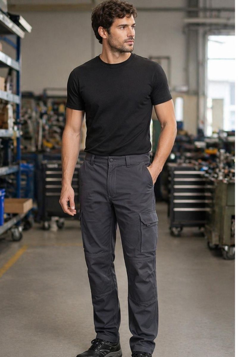 Hombre con pantalón de trabajo gris Velilla Arrow 4-Xtreme slim fit elástico en entorno profesional