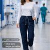 Pantalón unisex de microfibra azul marino con cintura elástica y cordón ajustable, dos bolsillos laterales y uno trasero, ideal para profesionales de sanidad, hostelería y estética.