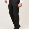 Hombre con pantalón negro elegante y camisa blanca en restaurante profesional