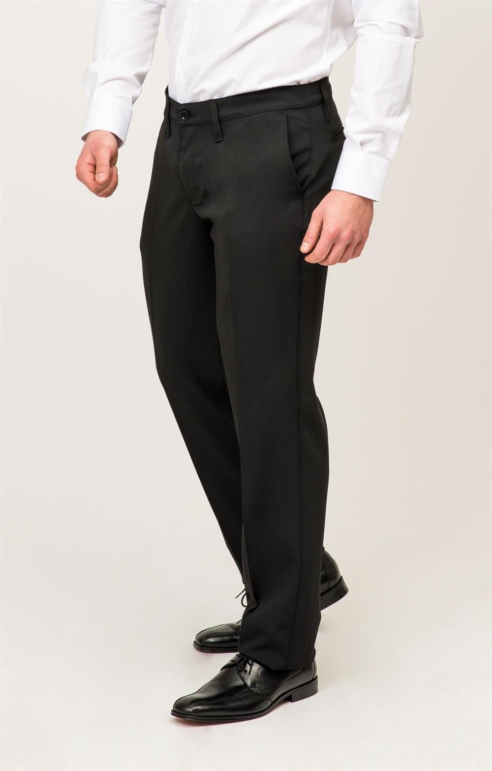 Hombre con pantalón negro elegante y camisa blanca en restaurante profesional