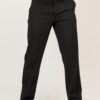 Hombre con pantalón negro elegante y camisa blanca en restaurante profesional