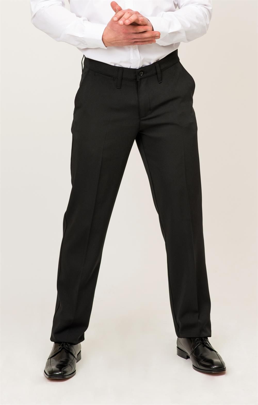 Hombre con pantalón negro elegante y camisa blanca en restaurante profesional
