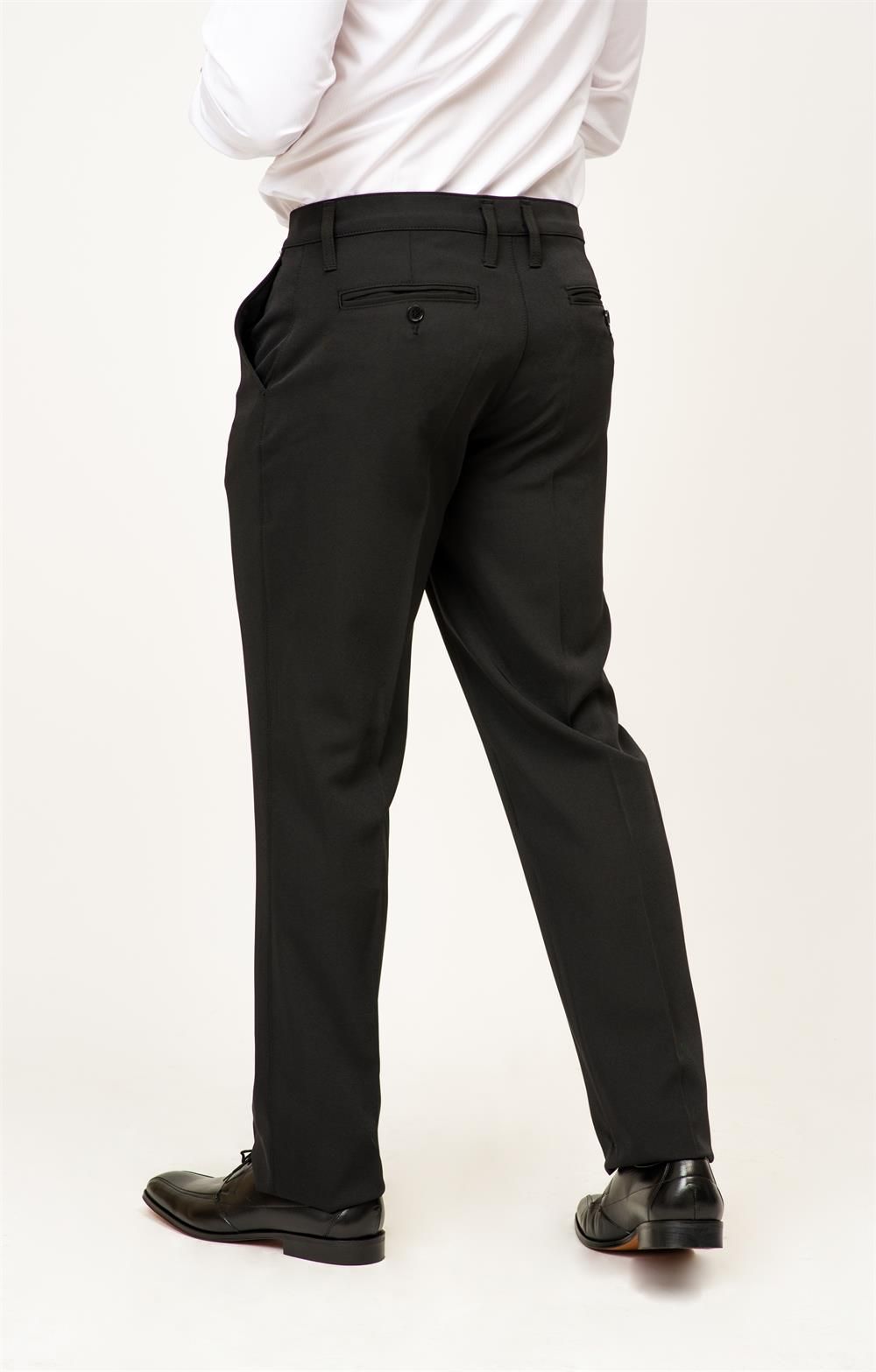 Hombre con pantalón negro elegante y camisa blanca en restaurante profesional