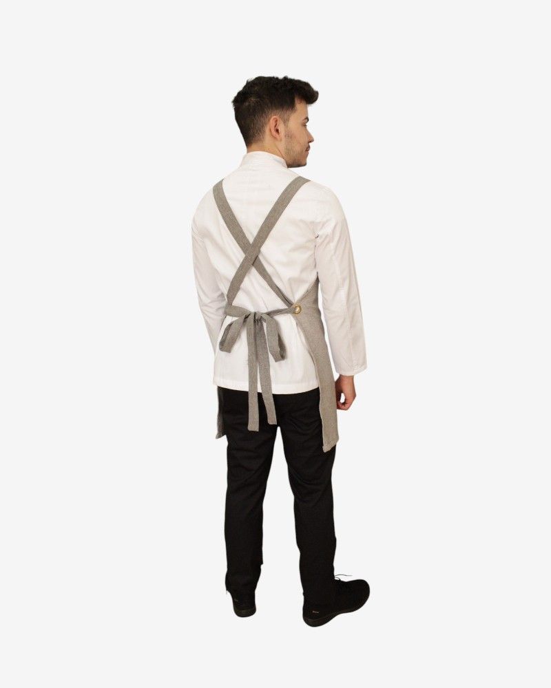Delantal tipo peto elegante en tejido falso liso 100% poliéster, ideal para profesionales de hostelería y cocina.