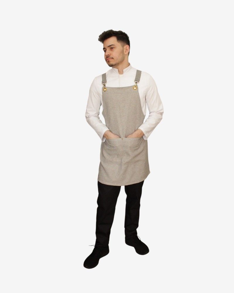 Delantal tipo peto elegante en tejido falso liso 100% poliéster, ideal para profesionales de hostelería y cocina.