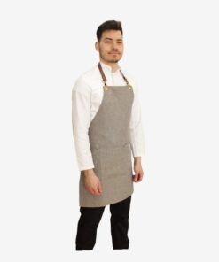 Delantal tipo peto elegante en tejido falso liso 100% poliéster, ideal para profesionales de hostelería y cocina.