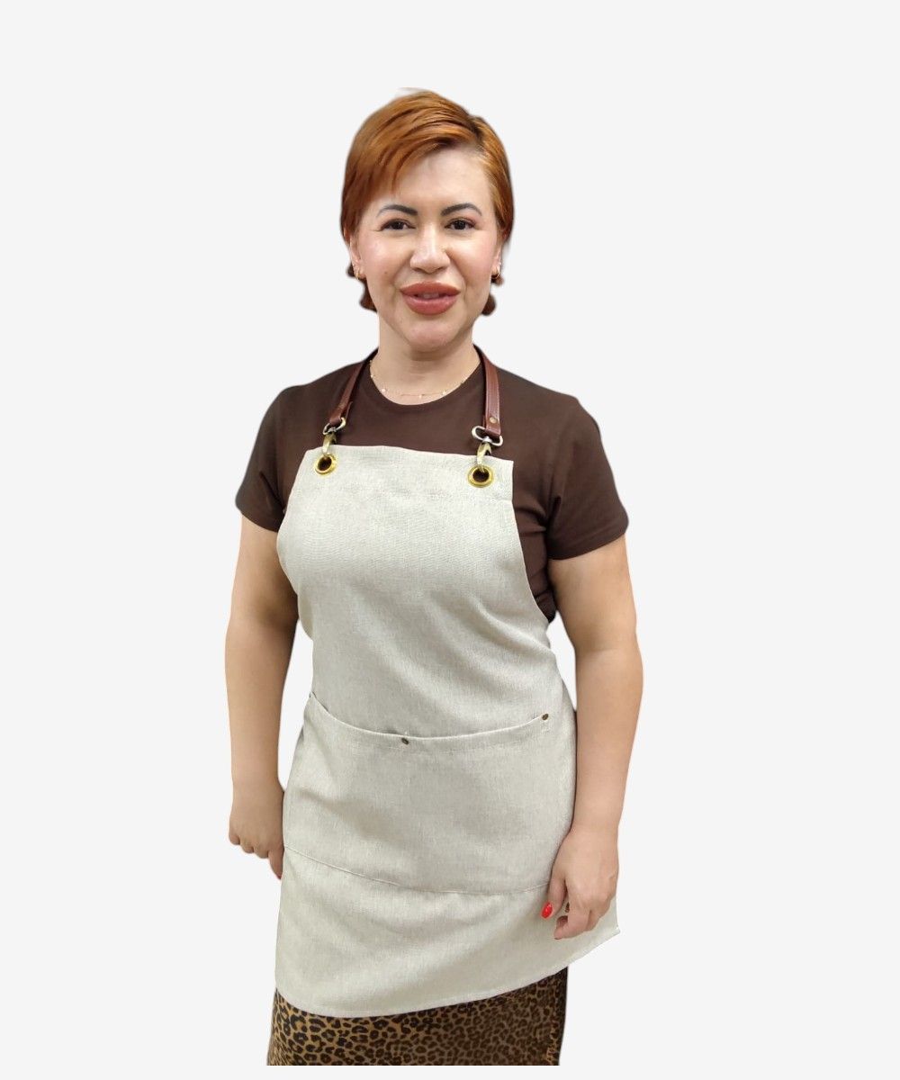 Delantal tipo peto elegante en tejido falso liso 100% poliéster, ideal para profesionales de hostelería y cocina.