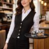 Chaleco de mujer para hostelería elegante y profesional en camarera trabajando