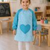 Babero infantil vichy azul con bolsillo corazón para guardería