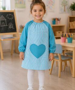 Babero infantil vichy azul con bolsillo corazón para guardería