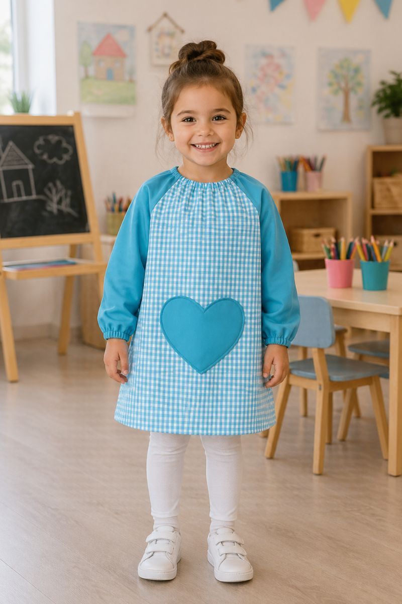 Babero infantil vichy azul con bolsillo corazón para guardería