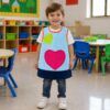 Babero infantil vichy azul con corazones de colores para guardería y colegio