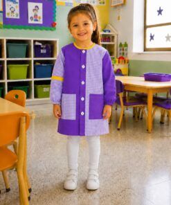 babero escolar Vichy Morado en aula infantil