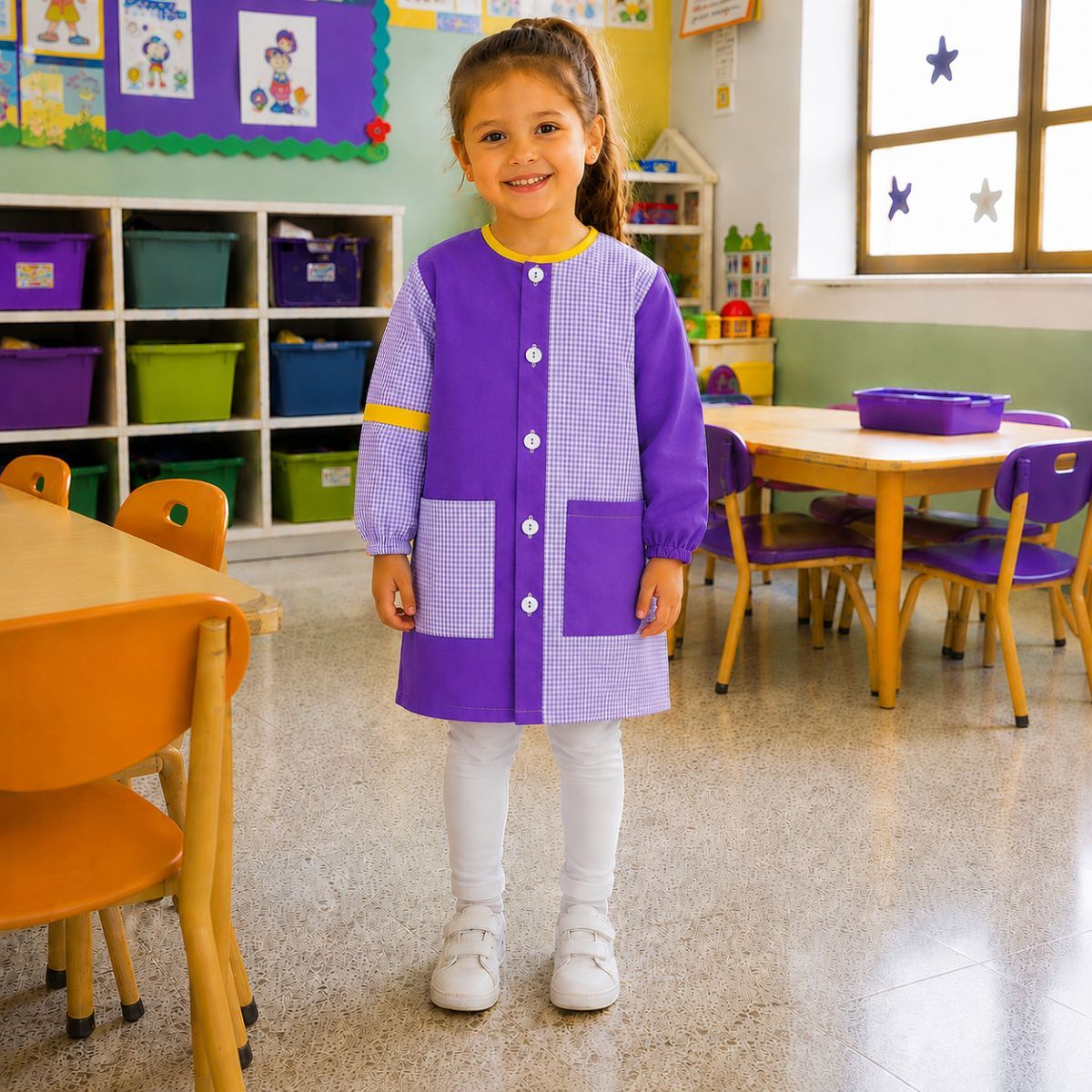 babero escolar Vichy Morado en aula infantil