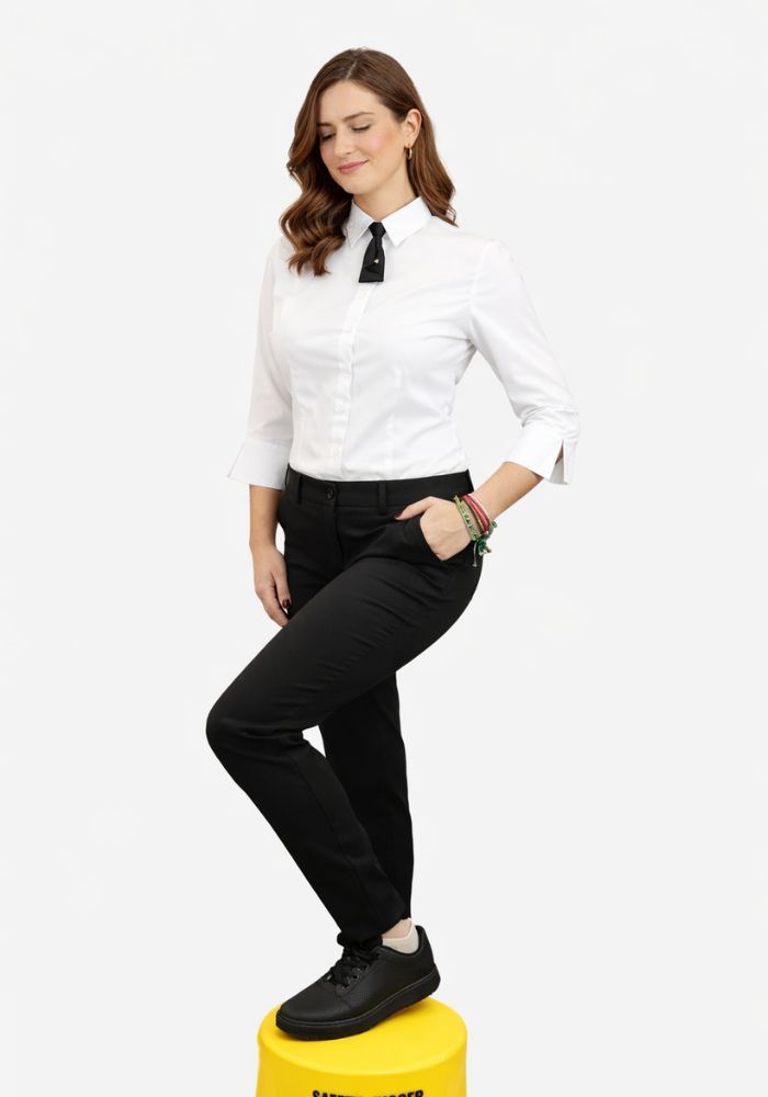 Camisa blanca entallada de manga francesa con pajarita burdeos uniforme profesional hostelería mujer