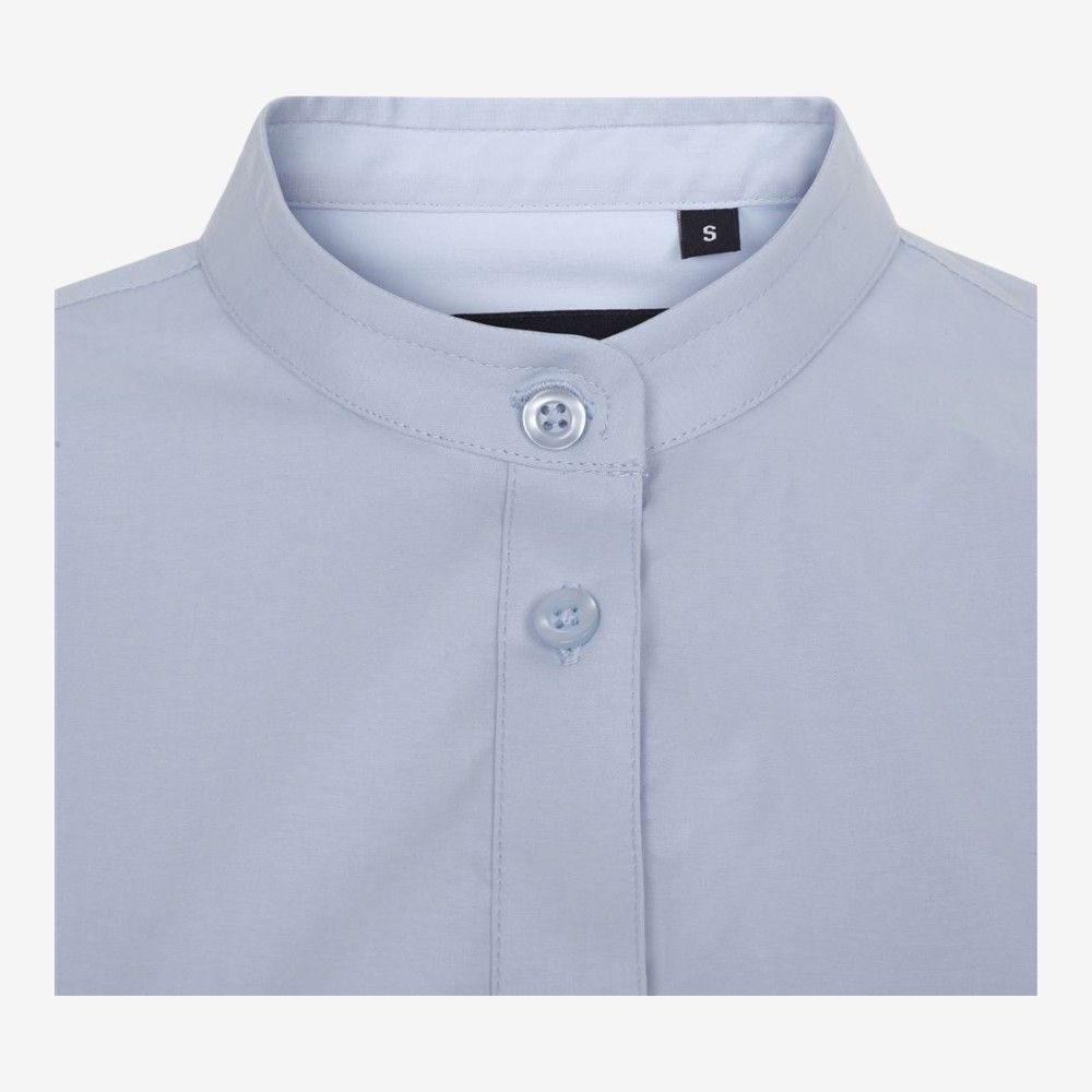 Camisa de color celeste con cuello mao y botones, vista superior