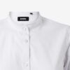 Detalle frontal de camisa blanca con cuello mao y cierre de botones, marca Velilla
