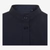 Detalle de camisa azul marino con cuello mao y botones frontales
