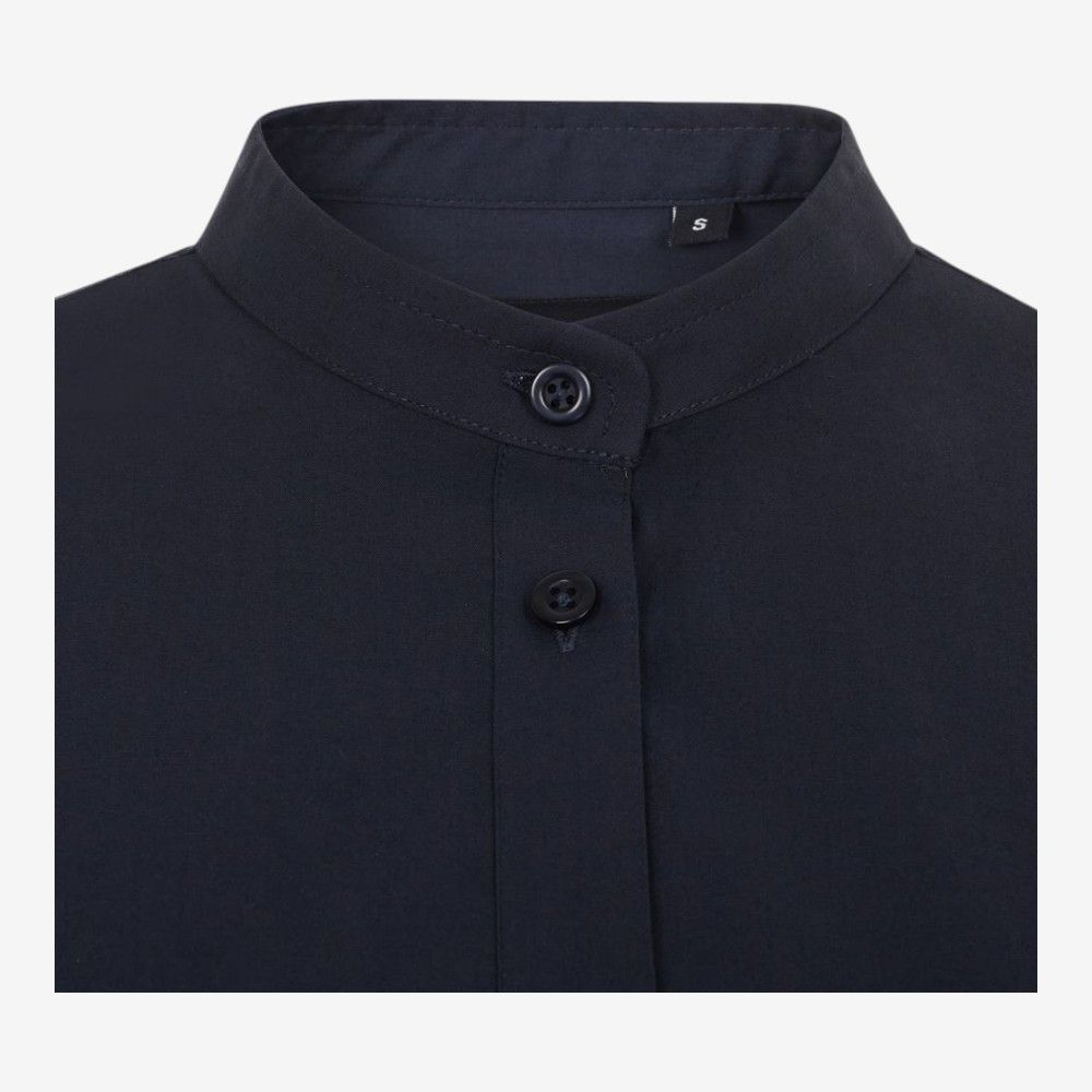 Detalle de camisa azul marino con cuello mao y botones frontales