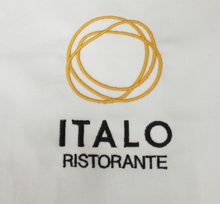 Logotipo bordado de Italo Ristorante con figura circular amarilla sobre fondo blanco