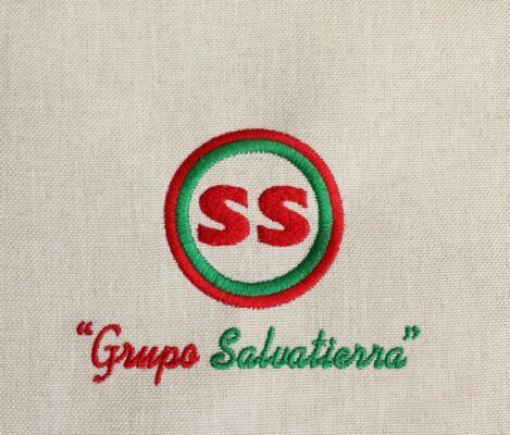 Logo bordado de Grupo Salvatierra con iniciales SS