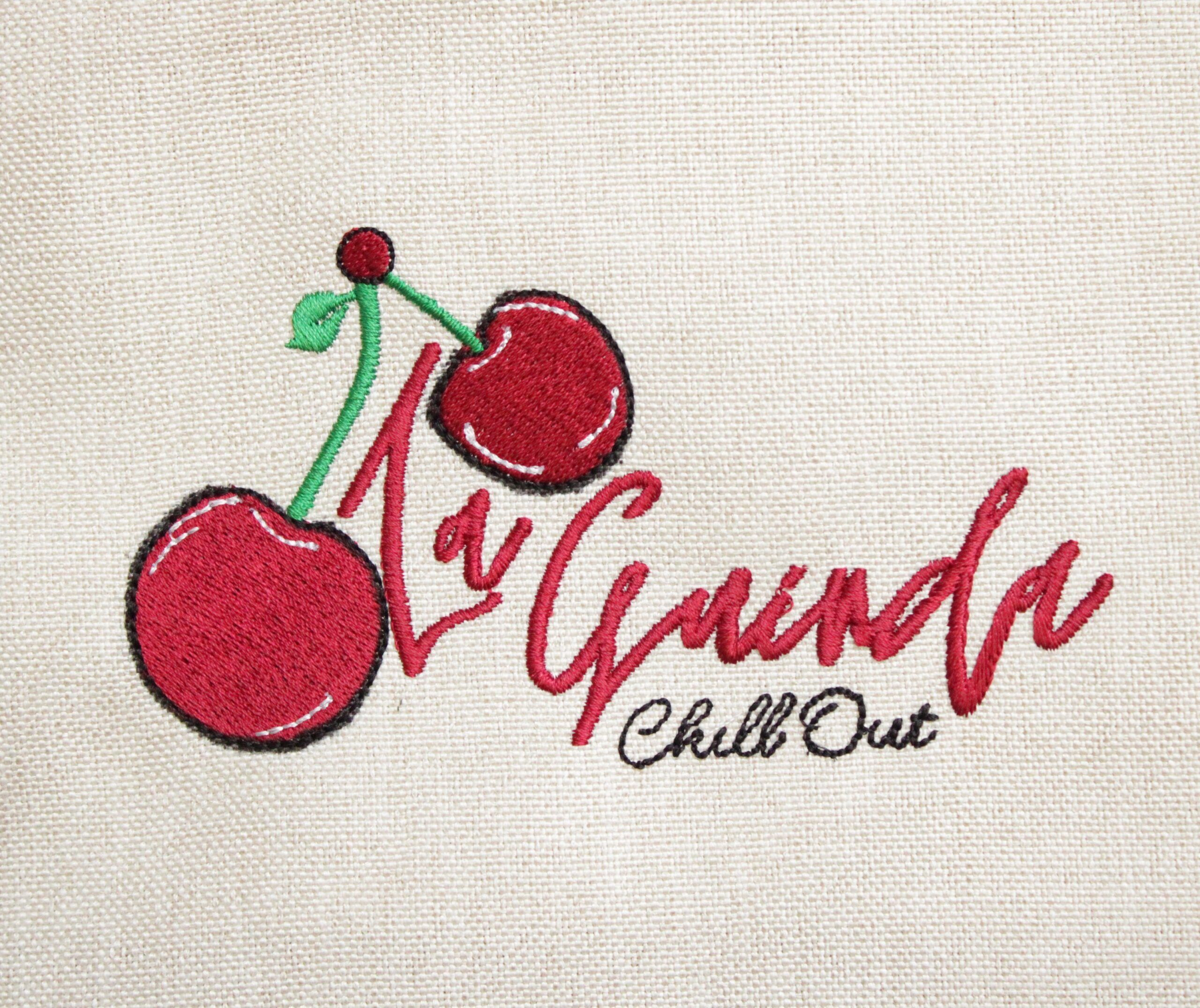 Logotipo bordado de La Guinda Chill Out con cerezas rojas y texto decorativo