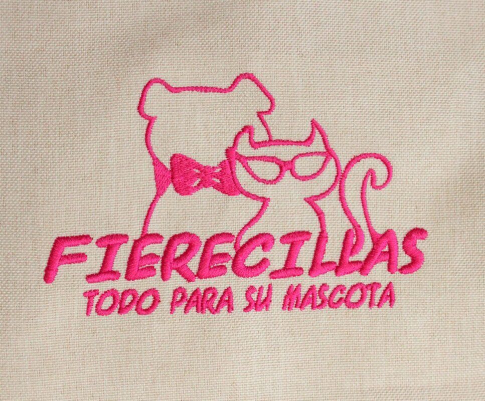 Logotipo bordado de Fierecillas con silueta de perro y gato en hilo rosa
