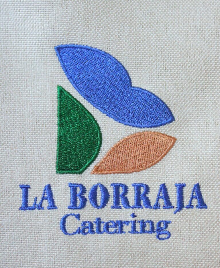 Logotipo bordado de La Borraja Catering con hojas de colores y texto azul