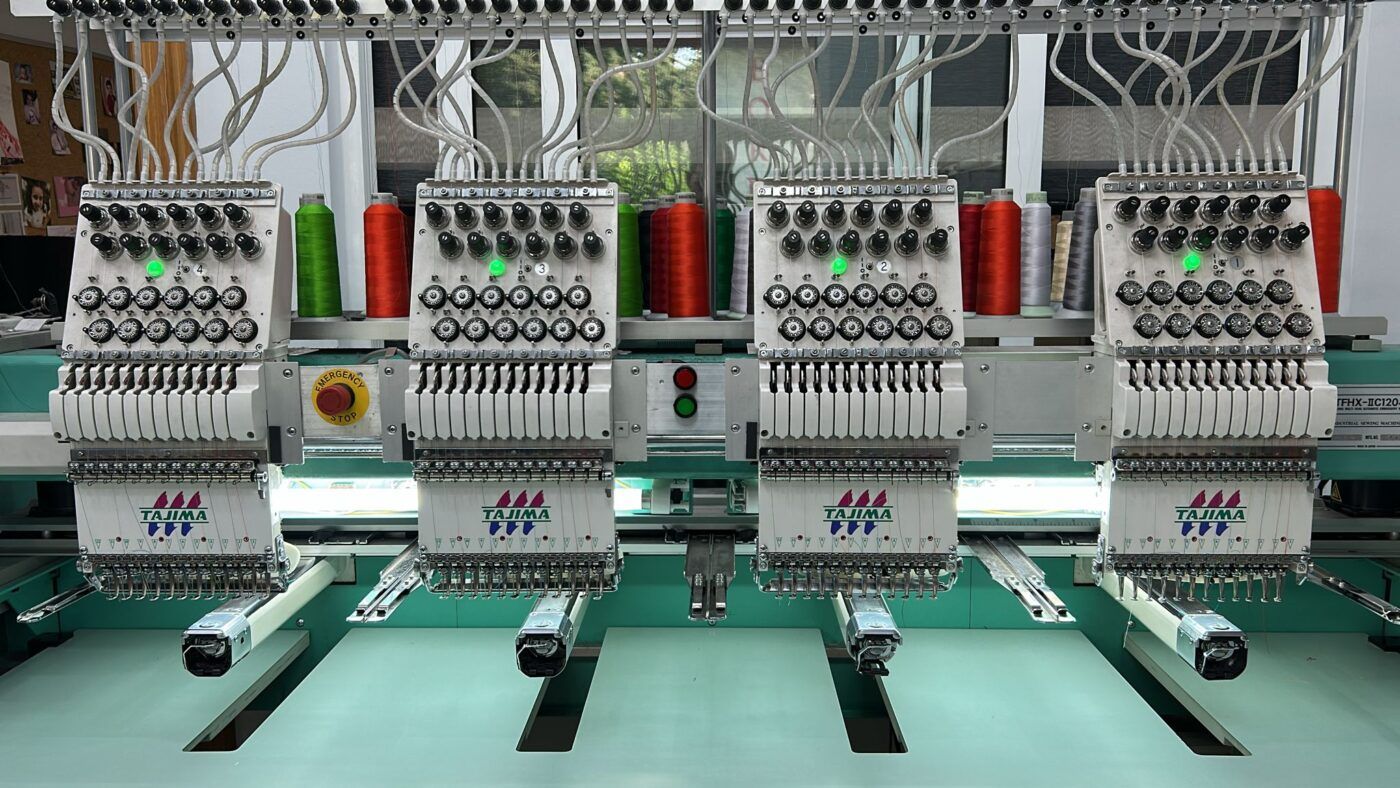 Máquina industrial Tajima utilizada en los bordados profesionales en Unifor Gran