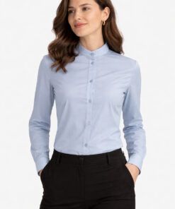 Camisa de mujer azul celeste con cuello tirilla y manga larga para uniforme de hostelería