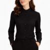 Camisa de mujer negra con cuello tirilla y manga larga para uniforme de hostelería