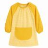 Babi infantil amarillo vichy para guardería con bolsillo delantero