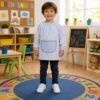 Babi infantil de rayas azul claro con bolsillo gris confeccionado en tejido milrayas para guardería y colegio