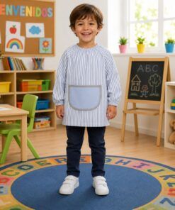 Babi infantil de rayas azul claro con bolsillo gris confeccionado en tejido milrayas para guardería y colegio