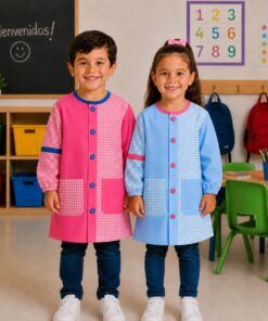 Niños con babis infantiles vichy azul celeste y fucsia para guardería y colegio confeccionados artesanalmente por Unifor Gran