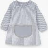 Babi Infantil Rayas Azul Claro con bolsillo gris central sobre fondo blanco