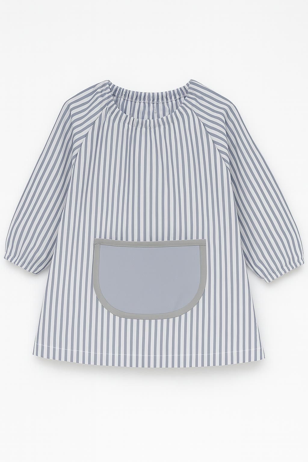 Babi Infantil Rayas Azul Claro con bolsillo gris central sobre fondo blanco