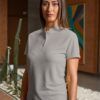 Polo señora cuello mao transpirable con tejido Coolmax en color gris plata para uso profesional