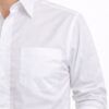 Detalle de camisa blanca clásica Unifor Gran con bolsillo y tejido popelín