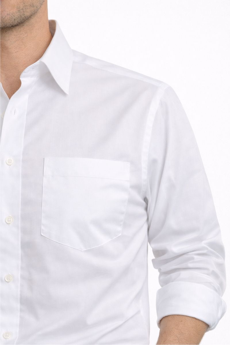 Detalle de camisa blanca clásica Unifor Gran con bolsillo y tejido popelín