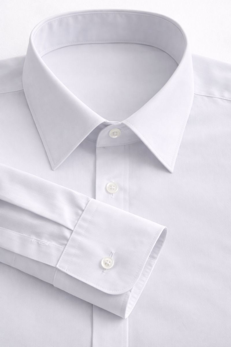 Detalle de cuello y puño en camisa blanca de trabajo Unifor Gran tejido popelín